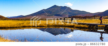 秋の尾瀬・草紅葉の尾瀬ヶ原と燧ヶ岳 86632780