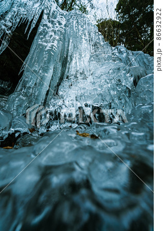 滝の流れを止める氷瀑 86632922