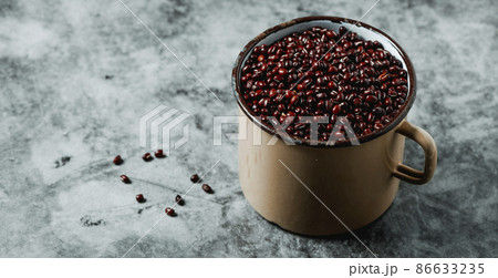 adzuki beans in an enamel pot 86633235