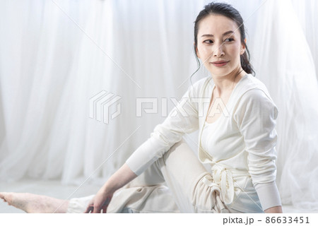 ストレッチする女性 86633451