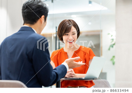 アドバイザーに相談する若い女性　撮影協力：WEEK芝大門（サンフロンティア不動産） 86633494