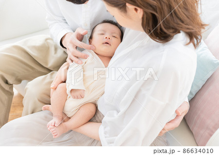 ママに抱っこされて眠る赤ちゃん　ファミリー 86634010