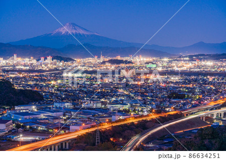 （静岡県）静岡市の街並み・東名高速道路・富士山　夜景 86634251