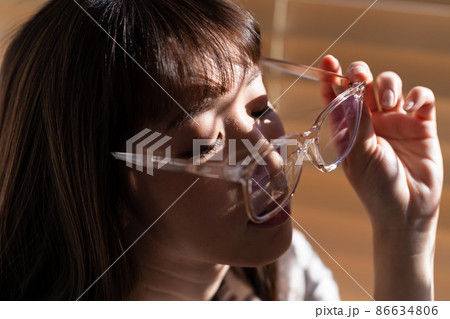 若い女性 若い女性 86634806