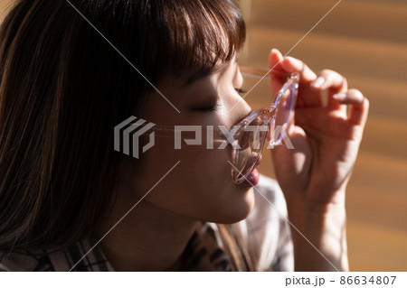 若い女性 若い女性 86634807