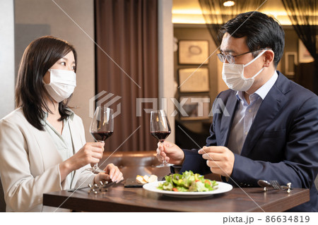 飲食店でマスク会食をする男女 86634819