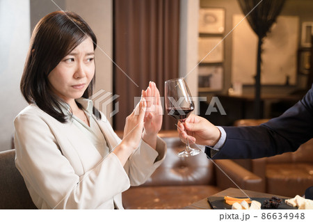 男性からアルコールハラスメントを受ける女性 男性からアルコールハラスメントを受ける女性 86634948
