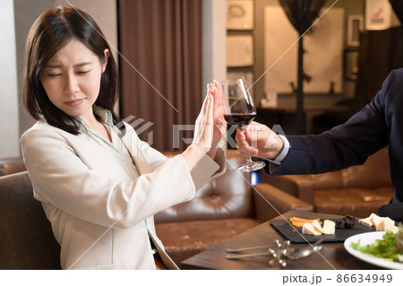 男性からアルコールハラスメントを受ける女性 男性からアルコールハラスメントを受ける女性 86634949