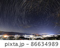 街の上空の星の軌跡 86634989