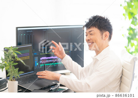 動画・映像クリエイター 男性　ノートパソコン　映像制作 86636101