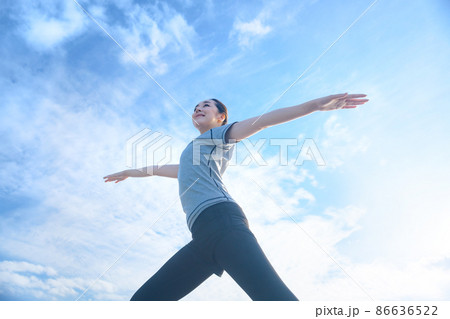 女性　ヨガ　ストレッチ　フィットネス 86636522