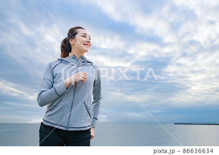 海沿いを走るスポーツウェアの女性 海沿いを走るスポーツウェアの女性 86636634