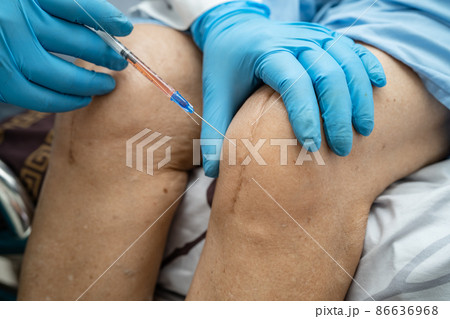Asian doctor inject Hyaluronic acid platelet rich plasma into the knee of senior woman to walk without pain. Asian doctor inject Hyaluronic acid platelet rich plasma into the knee of senior woman to walk without pain. 86636968