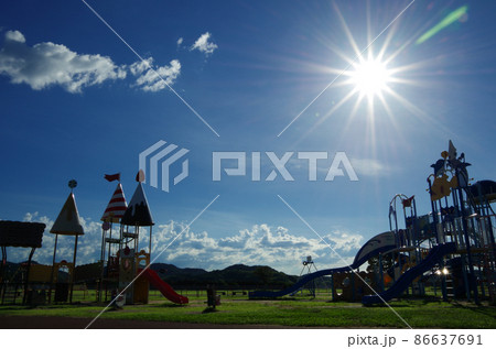 夏の青空と太陽と白い雲と遊具が並ぶ公園の風景 夏の青空と太陽と白い雲と遊具が並ぶ公園の風景 86637691