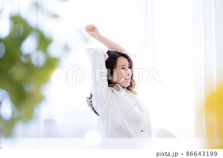 朝のストレッチ 86643199