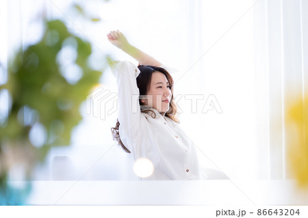 朝のストレッチ 朝のストレッチ 86643204