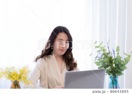 自宅でテレワークする女性 自宅でテレワークする女性 86643895