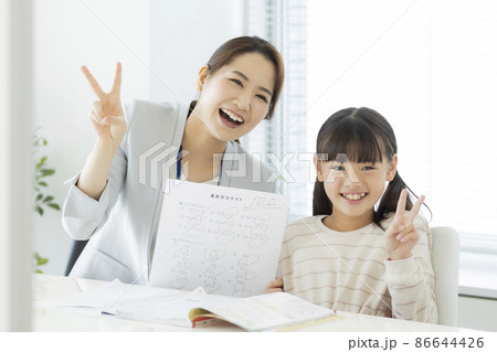 塾でテストの結果を喜ぶ女の子 小学生 86644426