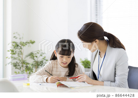 塾で個別指導を受ける女の子 小学生 塾で個別指導を受ける女の子 小学生 86644428