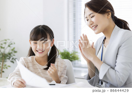 塾でテストの結果を喜ぶ女の子 小学生 塾でテストの結果を喜ぶ女の子 小学生 86644429