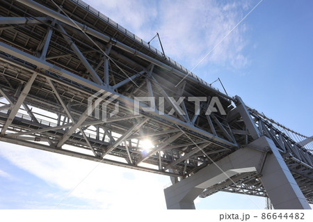 青空と白い雲と橋と光り輝く太陽の見える風景 青空と白い雲と橋と光り輝く太陽の見える風景 86644482