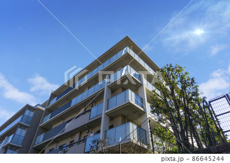 マンションの外観と爽やかな青空の風景_sky_b_24 86645244