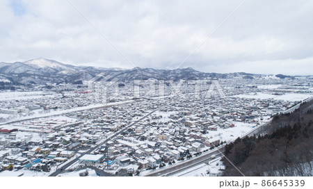 《山形県》冬の上山市の空撮 86645339