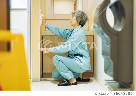 トイレを掃除する女性スタッフ トイレを掃除する女性スタッフ 86645589