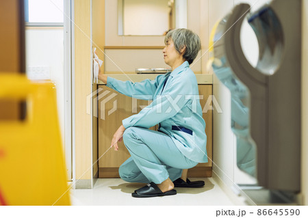 トイレを掃除する女性スタッフ 86645590