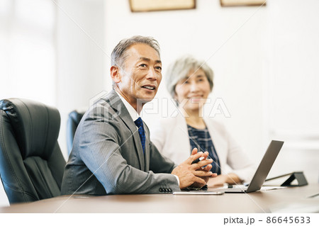 ミーティングをするミドルのビジネスパーソン 86645633