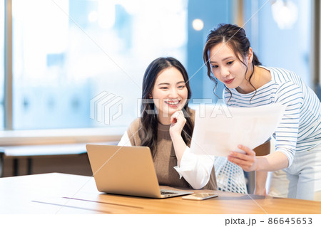 打ち合わせをするビジネスパーソン 撮影協力：WEEK芝大門（サンフロンティア不動産） 86645653