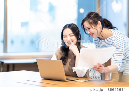 打ち合わせをするビジネスパーソン 撮影協力:WEEK芝大門(サンフロンティア不動産) 打ち合わせをするビジネスパーソン 撮影協力:WEEK芝大門(サンフロンティア不動産) 86645654