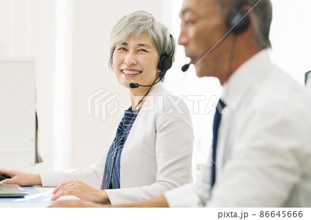 コールセンターで働く50代の社員 86645666