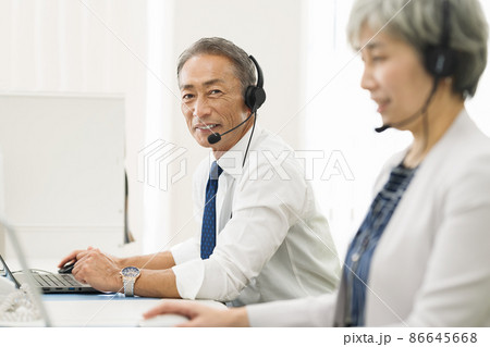 コールセンターで働く50代の社員 86645668