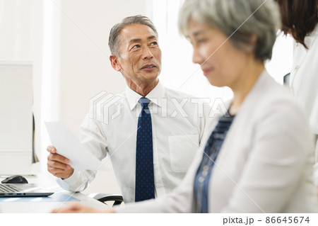 部下と話すビジネスパーソン 部下と話すビジネスパーソン 86645674