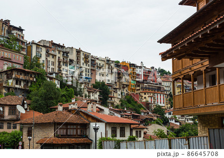 ブルガリア　ヴェリコ・タルノヴォの丘に広がる旧市街の町並み 86645708