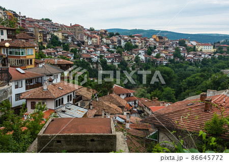 ブルガリア　ヴェリコ・タルノヴォの丘に広がる旧市街の街並み 86645772