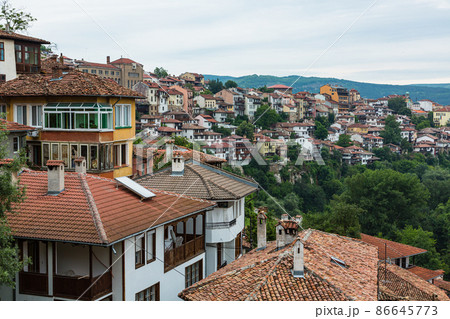 ブルガリア　ヴェリコ・タルノヴォの丘に広がる旧市街の街並み 86645773
