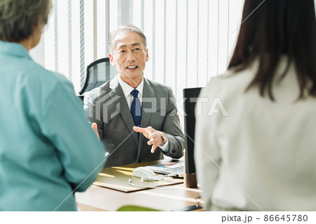 オフィスで談笑するビジネスパーソン オフィスで談笑するビジネスパーソン 86645780