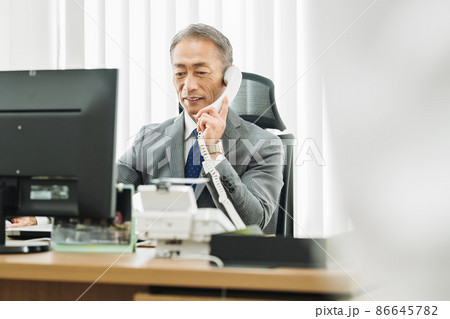電話で話す会社の社長 電話で話す会社の社長 86645782