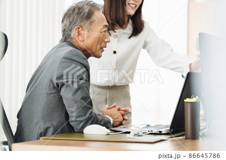 部下と相談するビジネスパーソン 部下と相談するビジネスパーソン 86645786
