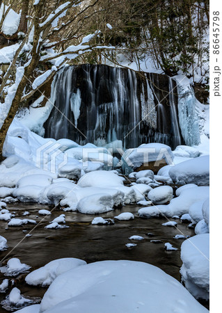 雪景色の達沢不動滝 86645798