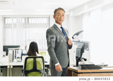 オフィスで働く50代の男性ポートレート オフィスで働く50代の男性ポートレート 86645833