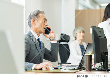 オフィスでデスクワークをする50代の男性 オフィスでデスクワークをする50代の男性 86645840
