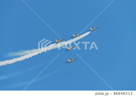 UAE空軍アクロバットチーム「アル・フルサン」編隊上昇 86646513
