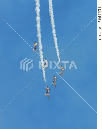 UAE空軍アクロバットチーム「アル・フルサン」編隊降下 86646514