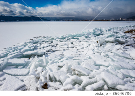 冬の諏訪湖【寄せ氷】 86646706