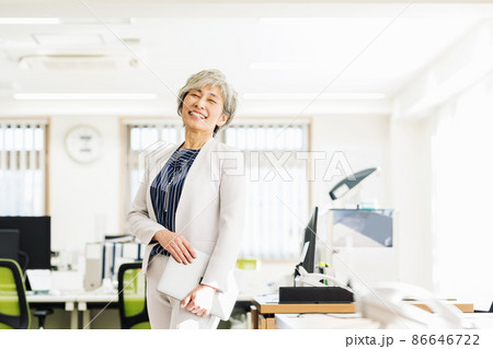オフィスで働く50代の女性ポートレート オフィスで働く50代の女性ポートレート 86646722