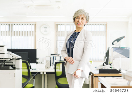 オフィスで働く50代の女性ポートレート 86646723