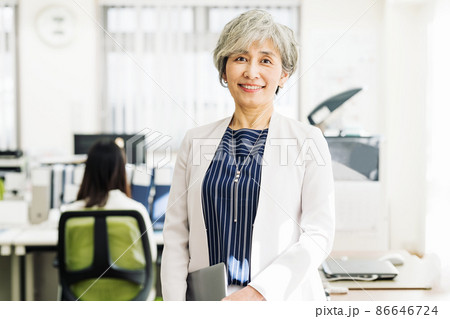 オフィスで働く50代の女性ポートレート 86646724